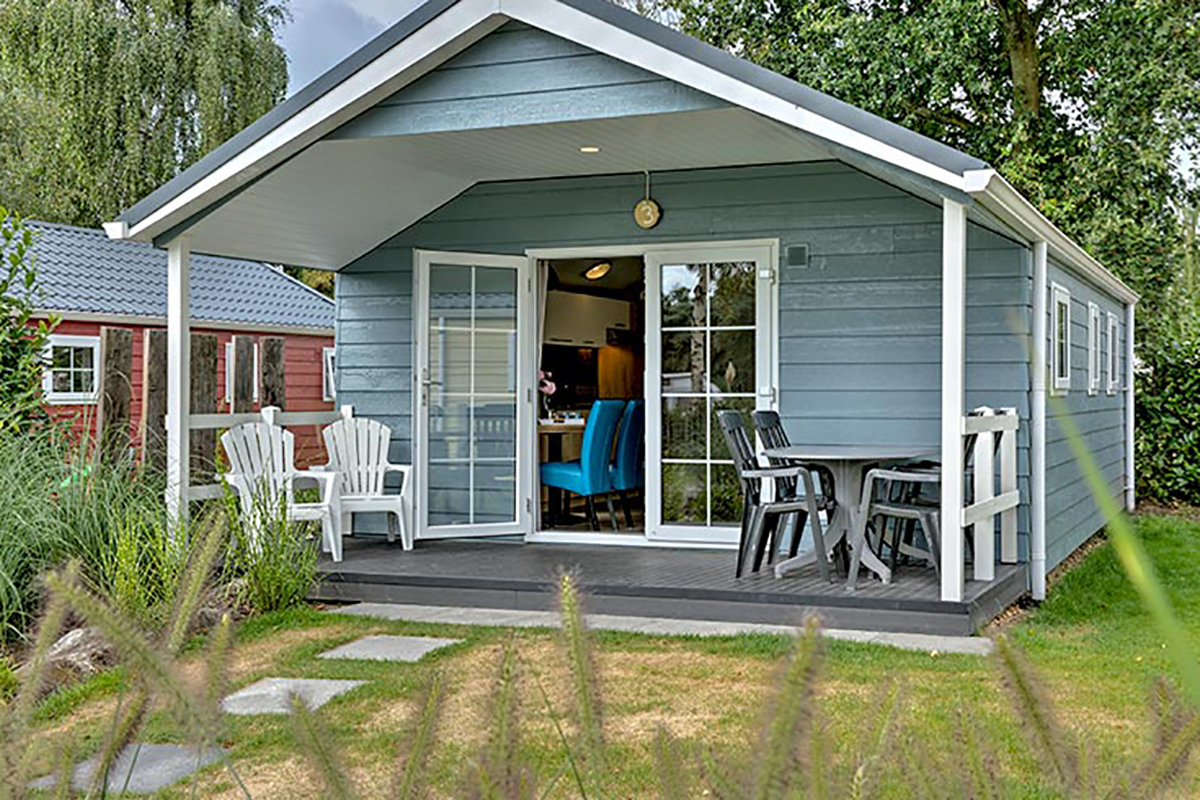 3. Lodge Mobilheim in hellblau mit großer überdachter Terrasse